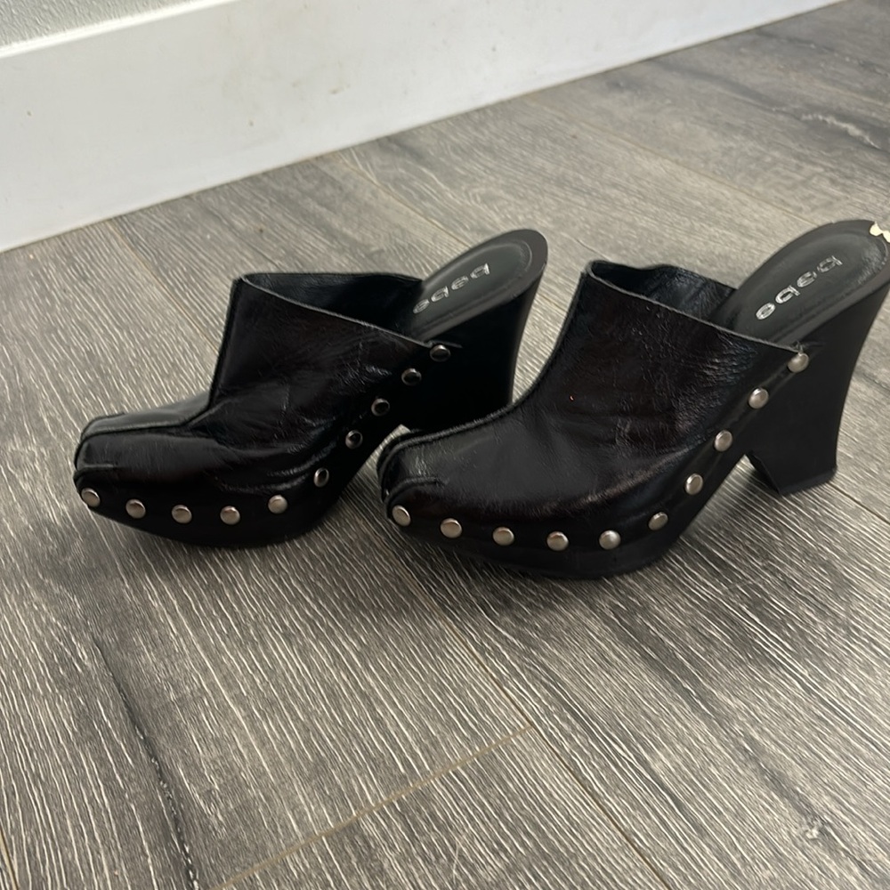 Leather clogs